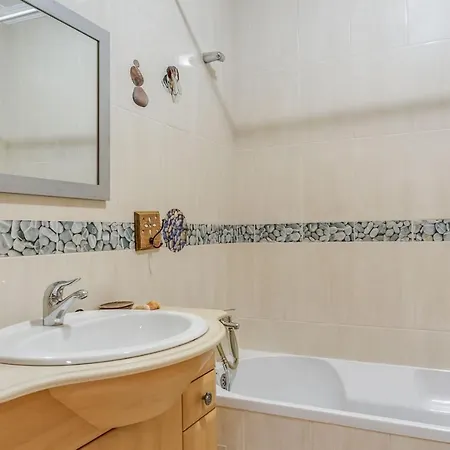 Apartment Spacious 2 Bdr W/ Patio By Lovelystay