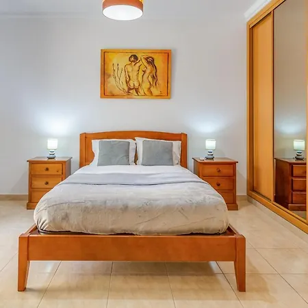 Spacious 2 Bdr W/ Patio By Lovelystay Apartamento Armação de Pêra