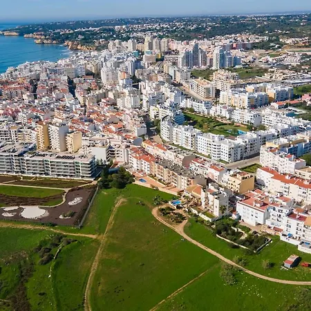 Spacious 2 Bdr W/ Patio By Lovelystay דירה Armação de Pêra